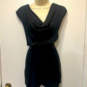 Diane Von Furstenberg SHORT JUMPER/SIZE 6. Black.  ♥️